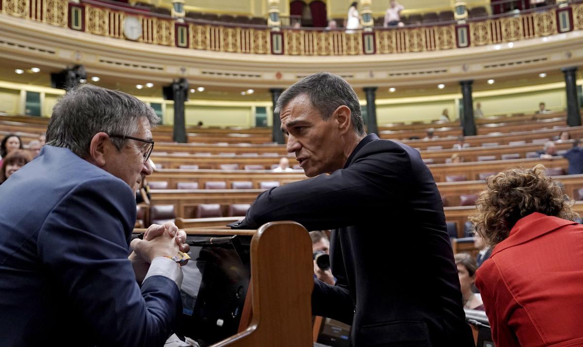 El presidente del Gobierno, Pedro Sánchez, conversa con el portavoz parlamentario del PSOE, Patxi López, durante su comparecencia en el Congreso por el caso Cerdán.