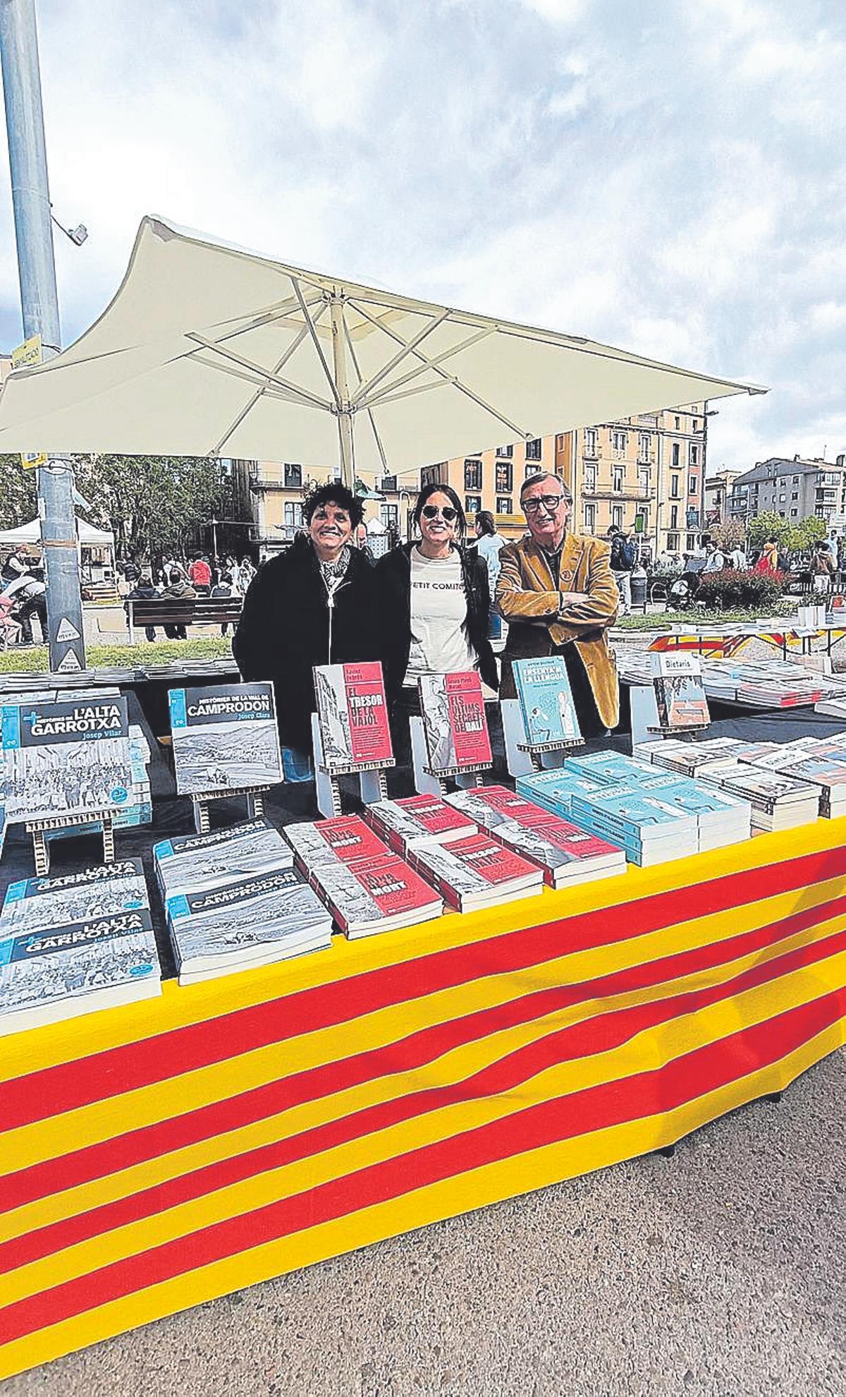 Àngel Madrià (el primer per la dreta) en la parada de l’Editorial Gavarres durant el passat Sant Jordi a plaça Catalunya de Girona.