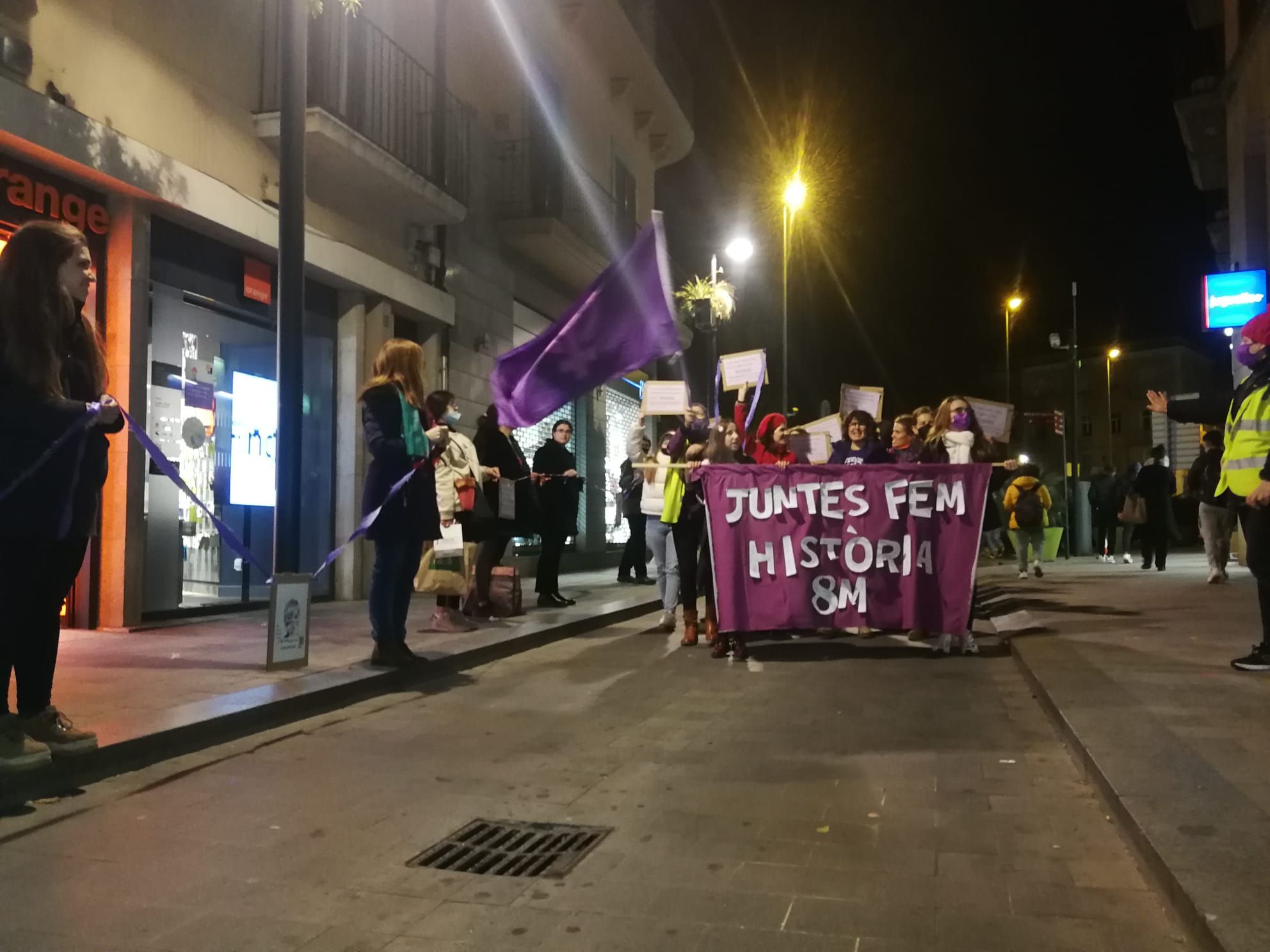 Tots els participants de la cadena es van desplaçar en una petita manifestació fins la Rambla