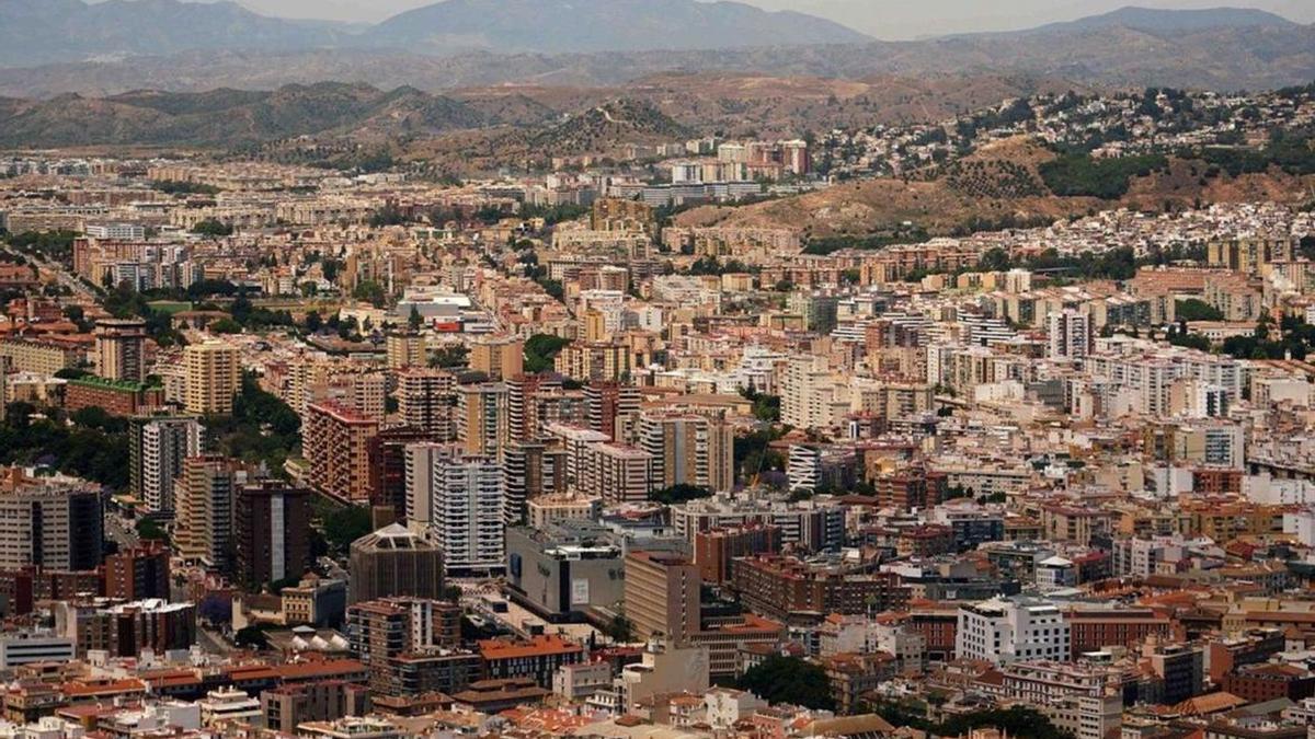 Una imagen aérea de Málaga capital. | ÁLEX ZEA