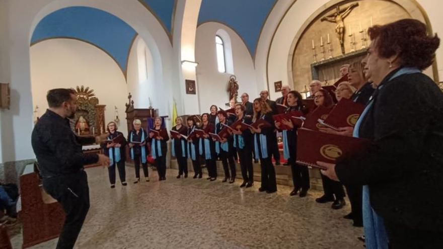 Encuentro coral en la iglesia de Lugones