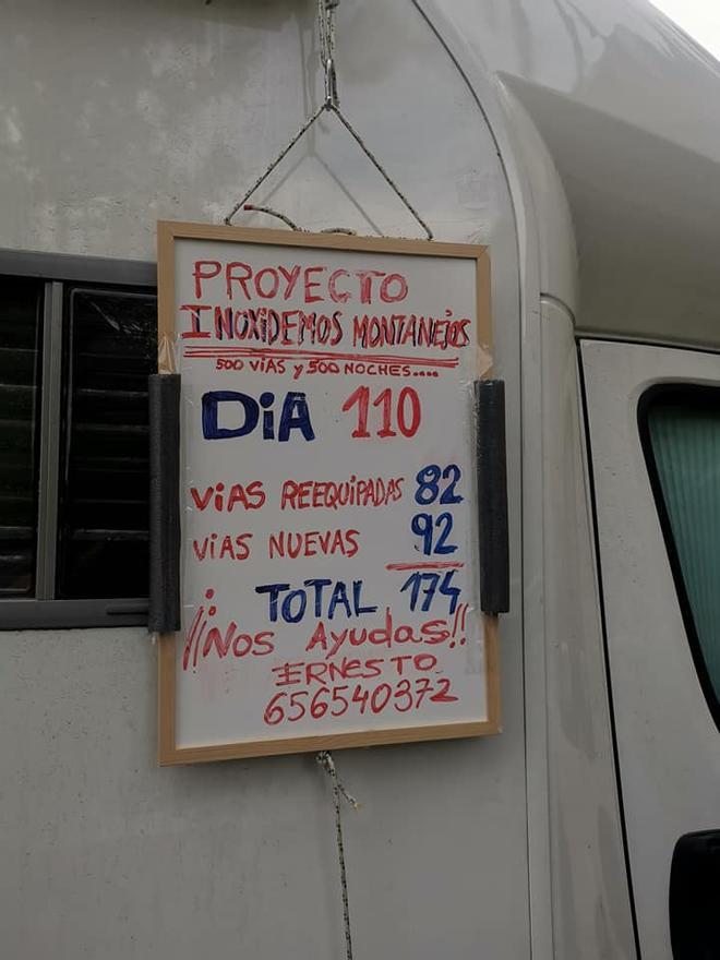 Pizarra en la autocaravana donde Ernesto hace balance de las vías de escalada mejoradas y nuevas, en Montanejos.