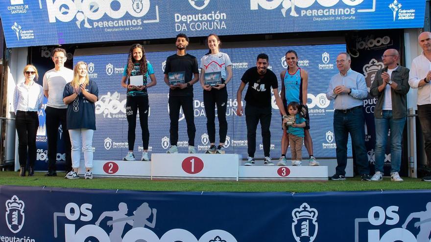 Imagen del podio, ayer, en la Praza do Obradoiro, tras la entrega de premios de la primera edición de la carrera ‘Os 10.000 peregrinos’