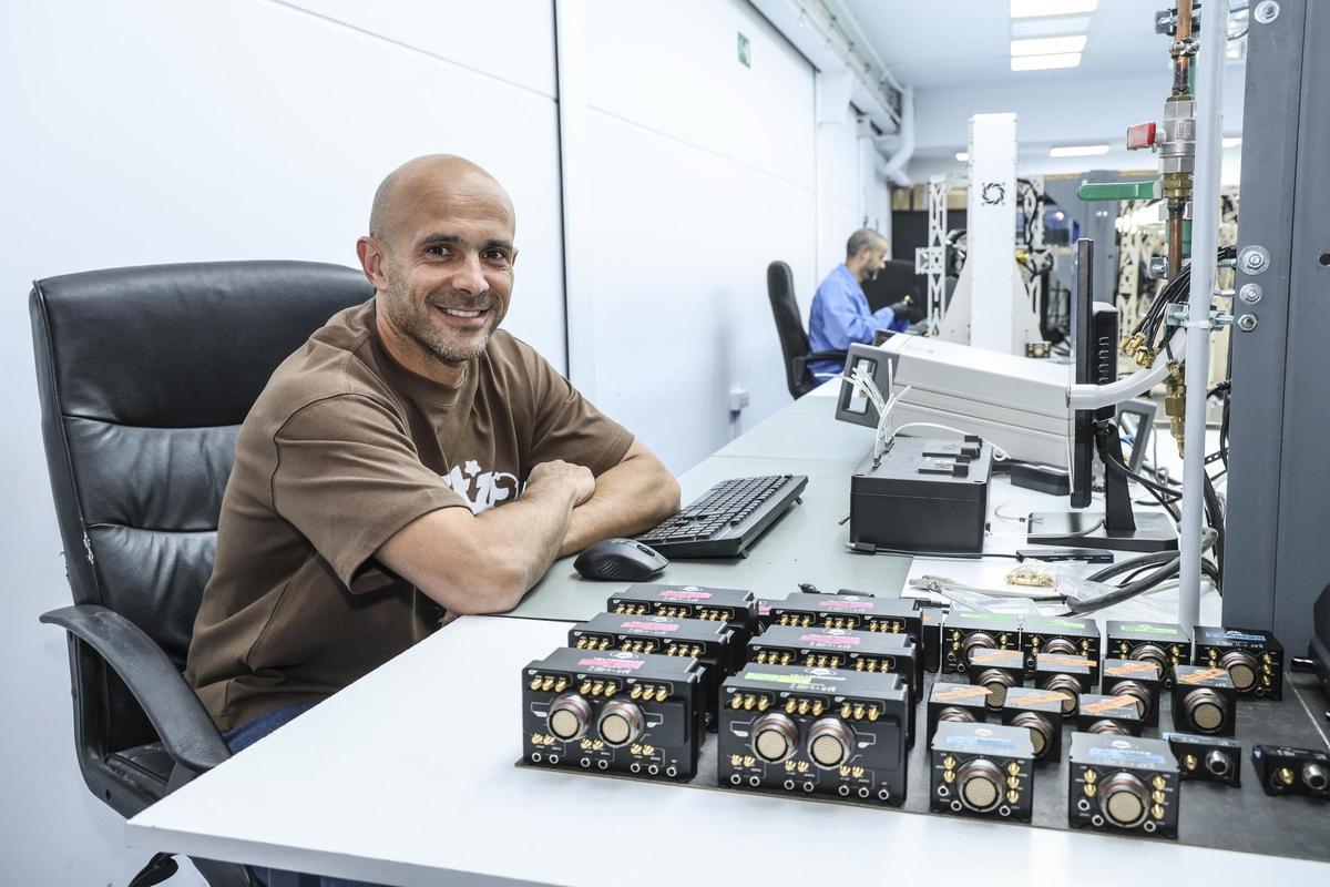 El CEO de Embention, David Benavente, con varios de los autopilotos que fabrica la compañía.