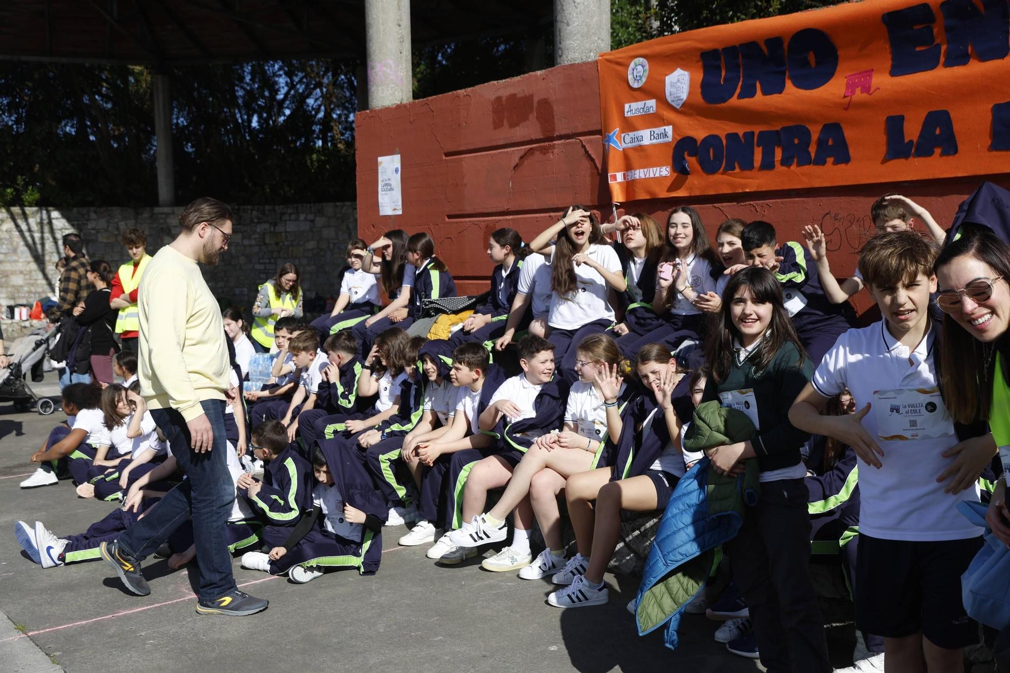 El colegio San Lorenzo visibiliza la leucemia infantil en el Cerro de Santa Catalina (en imágenes)