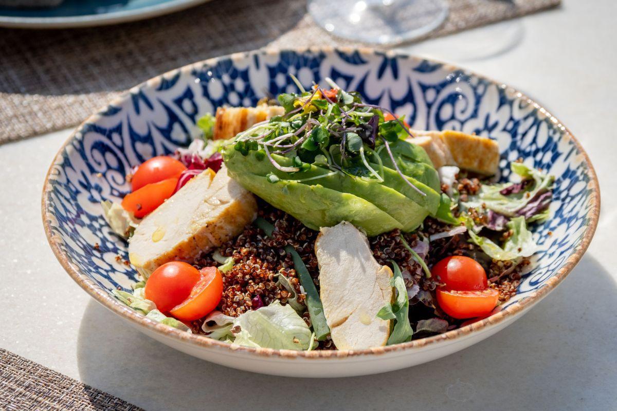 Ensalada de aguacate, quinoa, tomate y pollo