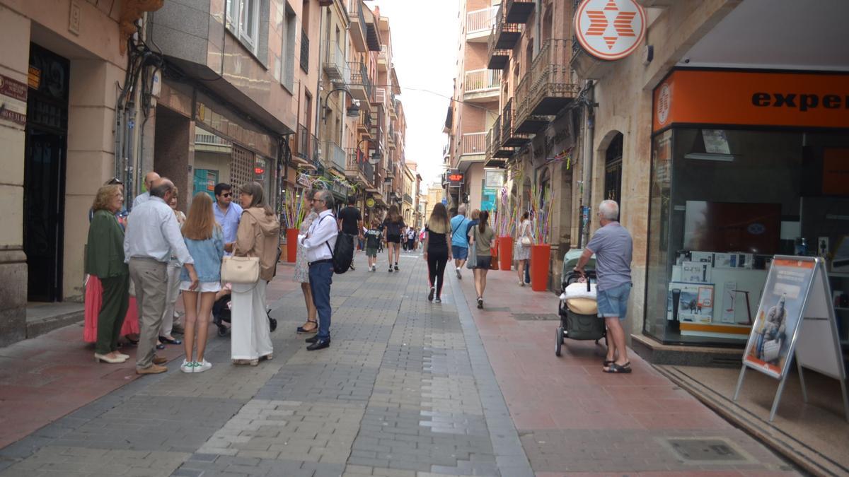 Calle La Rúa de Benavente donde hay varias farmacias. / E. P.