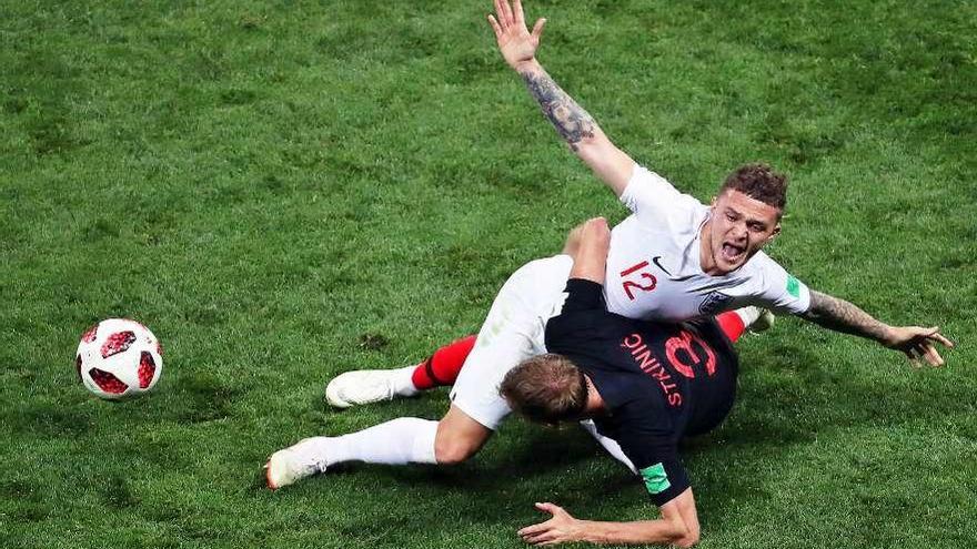 Kieran Trippier e Ivan Strinic pugnan por un balón durante la semifinal. // A. Taherkenareh