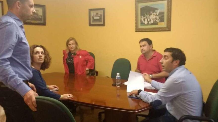 Un momento del encuentro de ayer entre padres y representantes municipales en el salón de plenos.