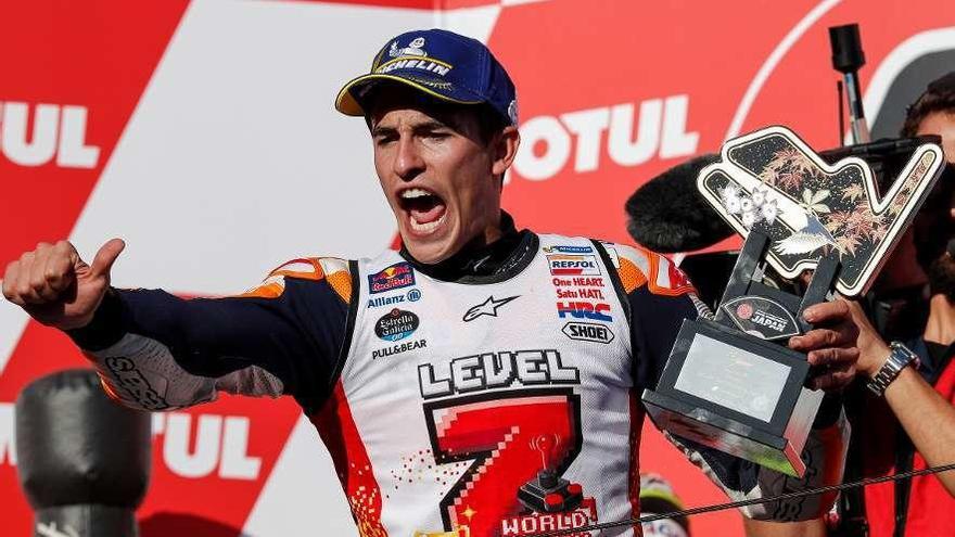 Márquez celebra en el podio su victoria en la carrera y el título de campeón del Mundo.