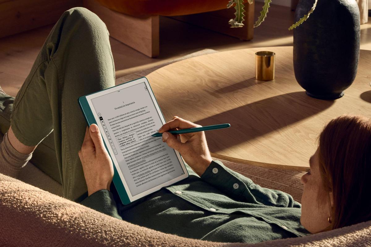 Dona escrivint en un dispositiu Kindle Scribe d’Amazon