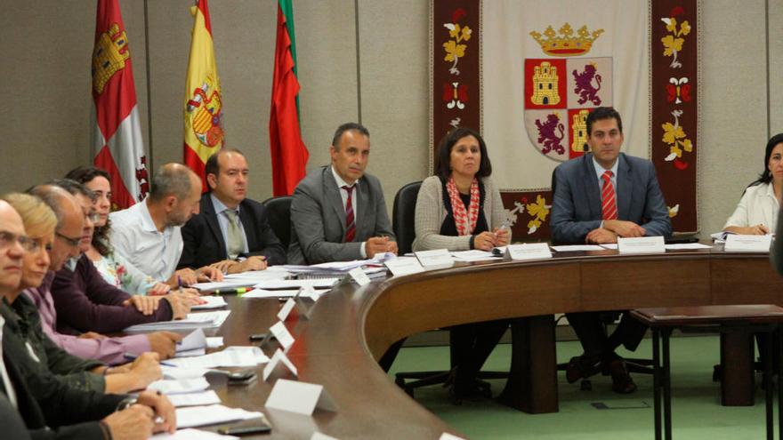 Una de las reuniones de la Comisión de Fomento y Medio Ambiente de la Junta en Zamora.