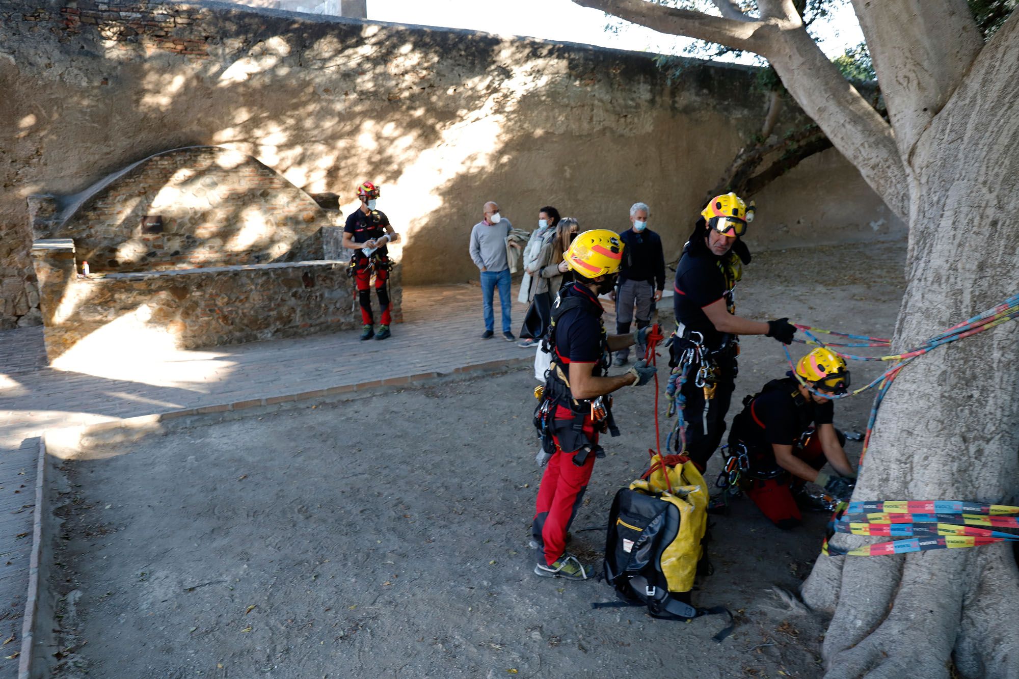 Los bomberos inspeccionan dos pozos en la Alcazaba y Gibralfaro. Foto: Álex Zea