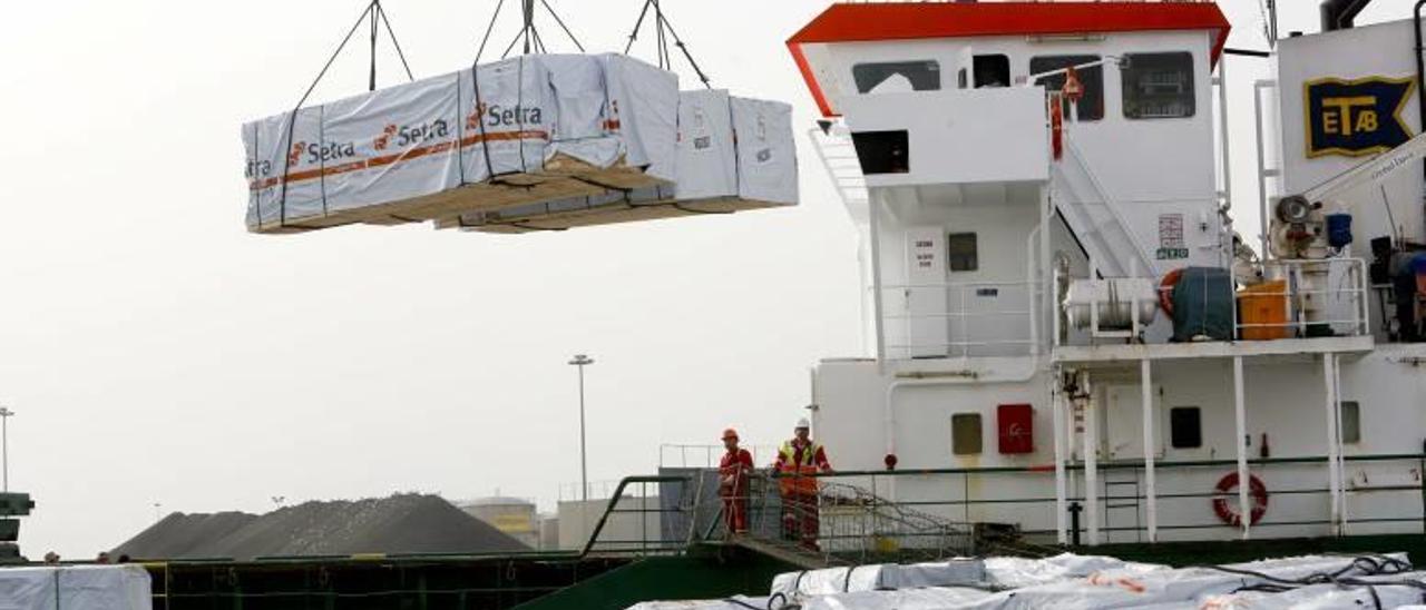 El puerto recupera el tráfico de madera que perdió hace 10 años