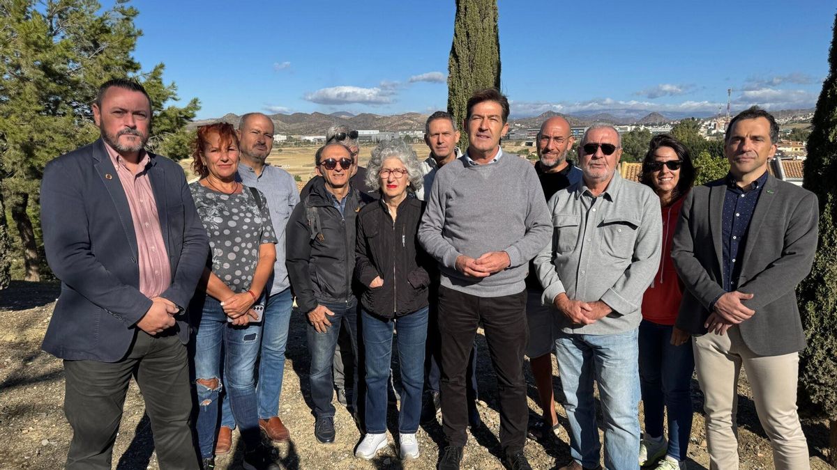El portavoz municipal de Vox en Málaga, Antonio Alcázar, con vecinos de Intelhorce.