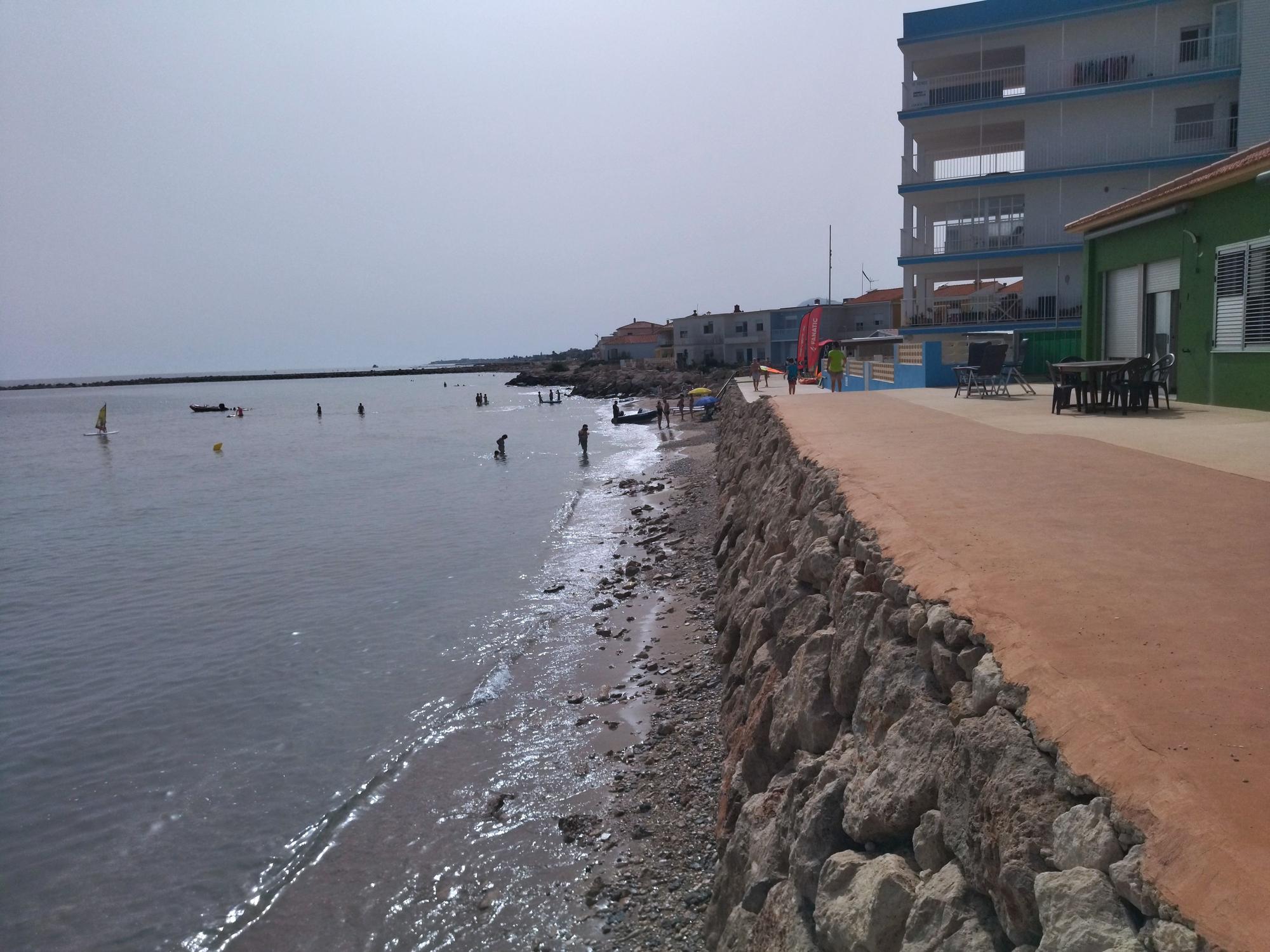 Imágenes: último verano sin arena en la playa de les Deveses de Dénia