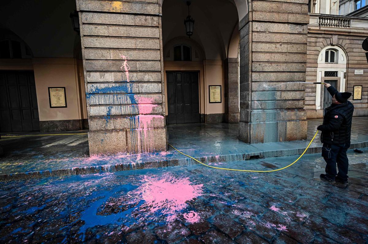 Ecologistas lanzan pintura contra la fachada de La Scala de Milán