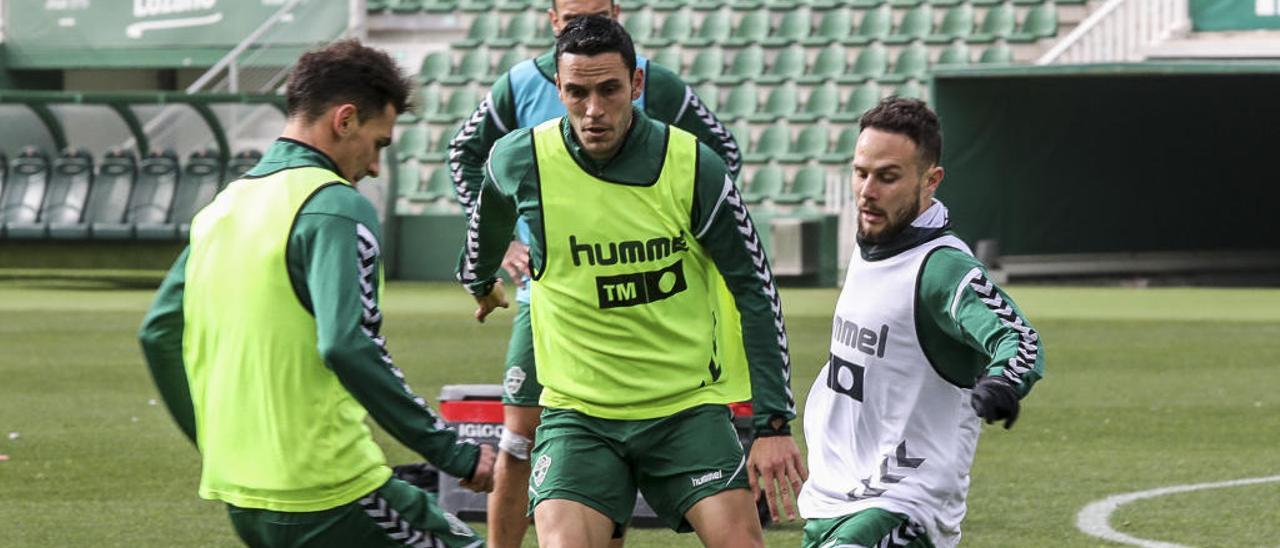 Dani Calvo, Ramón Folch e Iván Sánchez durante el entrenamiento de ayer en el Martínez Valero.