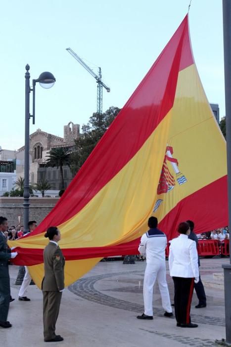 Honores a la bandera en el puerto