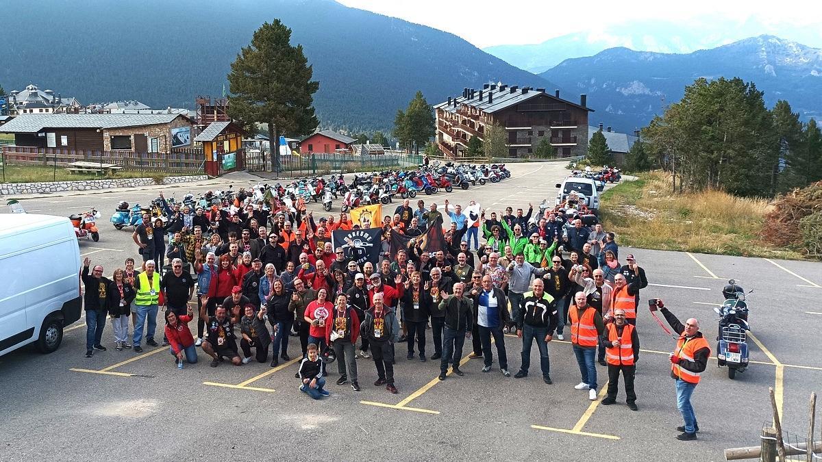 Els Scooteristes Catalans reunits en una foto de grup en el Port del Comte