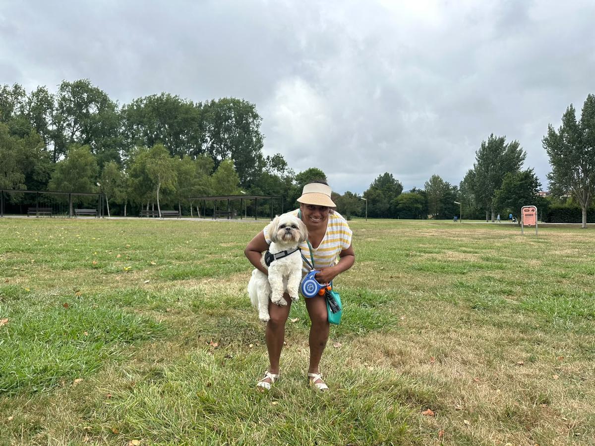 Nisha Parmekar paseando a su perro por el Parque del Fluvial.