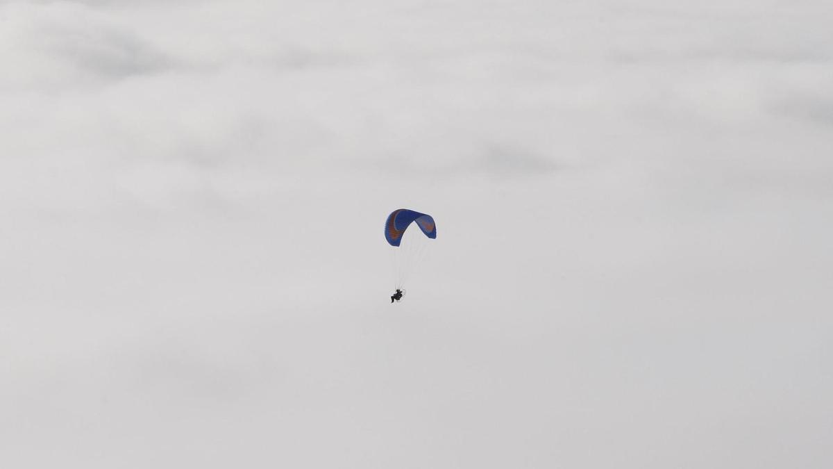 VÍDEO | Un immigrant salta la tanca de Melilla en parapent