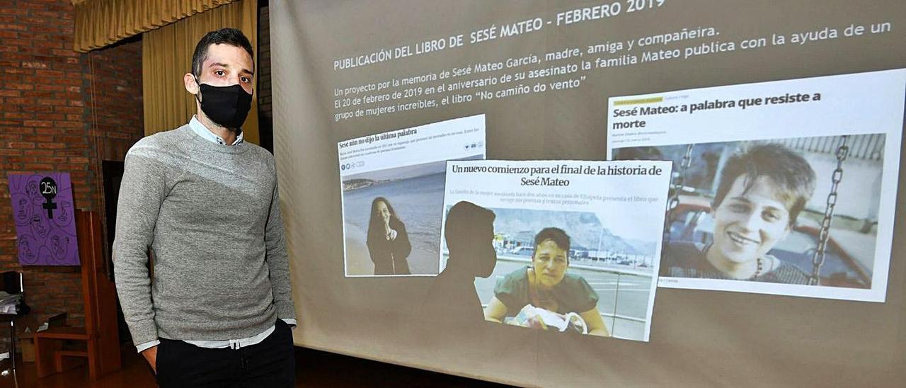 Joshua Mateo ante los artículos de prensa sobre su madre en la charla que dio en A Xunqueira.