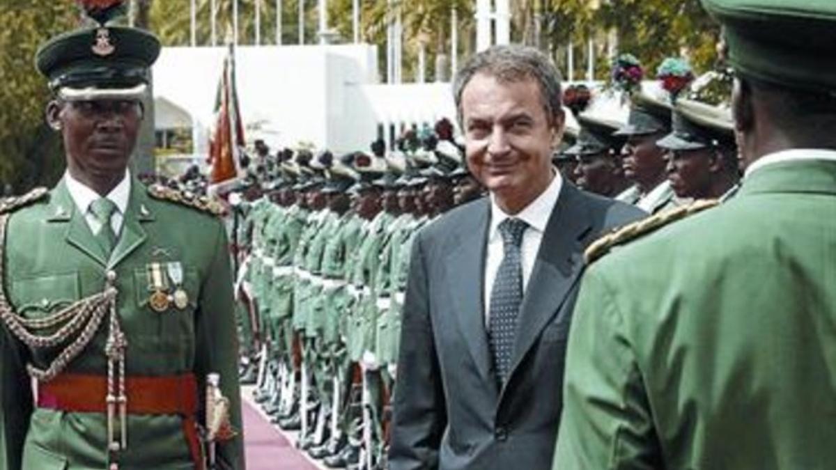 Zapatero pasa revista a las tropas, ayer en el palacio presidencial de la capital nigeriana, Abuja.