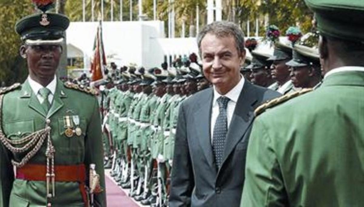 Zapatero passa revista a les tropes, ahir al palau presidencial de la capital nigeriana, Abuja.