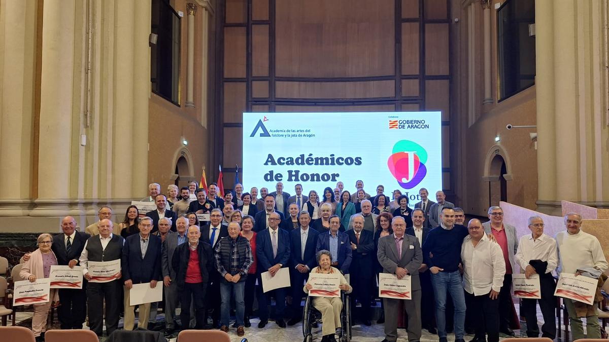 El acto de nombramiento de los académicos de honor se ha celebrado en el Pignatelli.