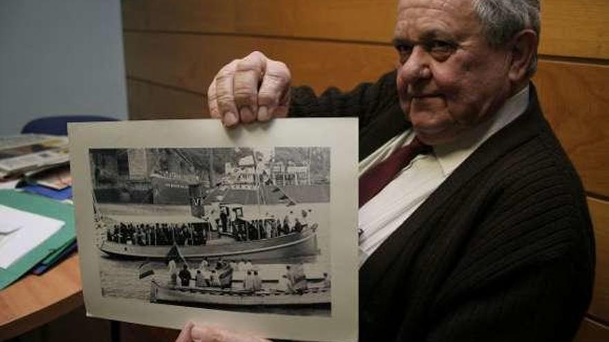 Santiago González del Valle, con una foto del remolcador &quot;San Esteban&quot;, que contribuyó a restaurar junto a un grupo de entusiastas.