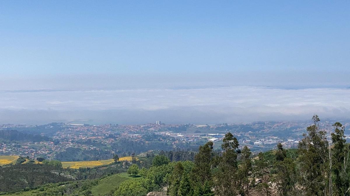 Vista de la ría de Vigo cubierta por la niebla.