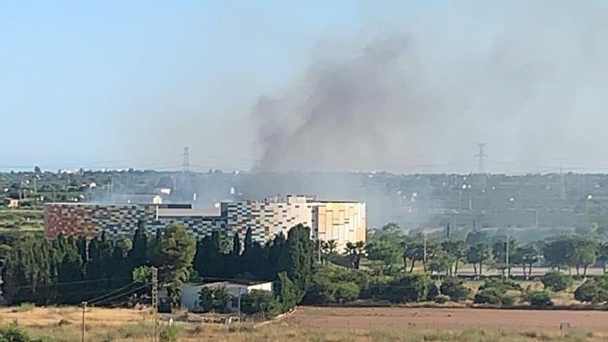 Incendio próximo al Palau de la Festa de Castelló