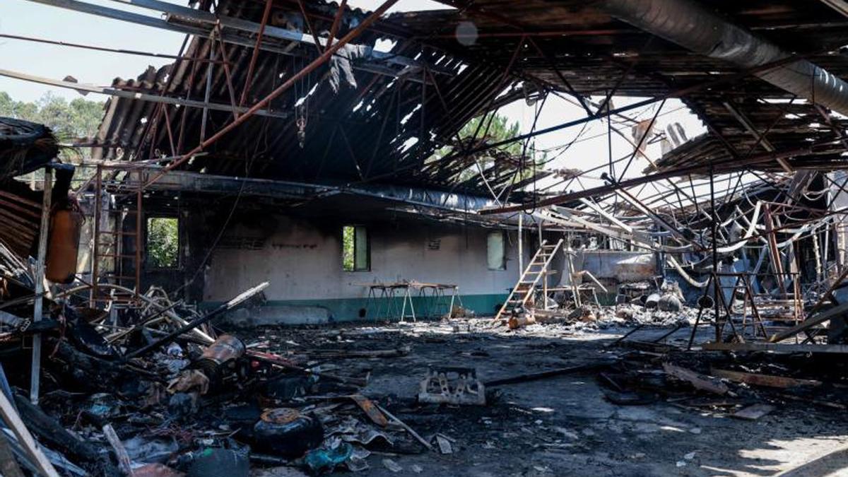 El interior de la nave, destruida por el fuego.