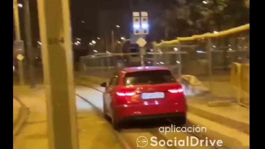 Vídeo insòlit: Un cotxe circula per les vies del tramvia a Barcelona davant la incredulitat dels vianants