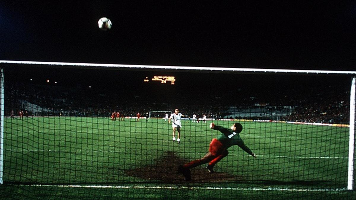 Graziani dispara ante Globelaar en la final de la Copa de Europa de 1984.