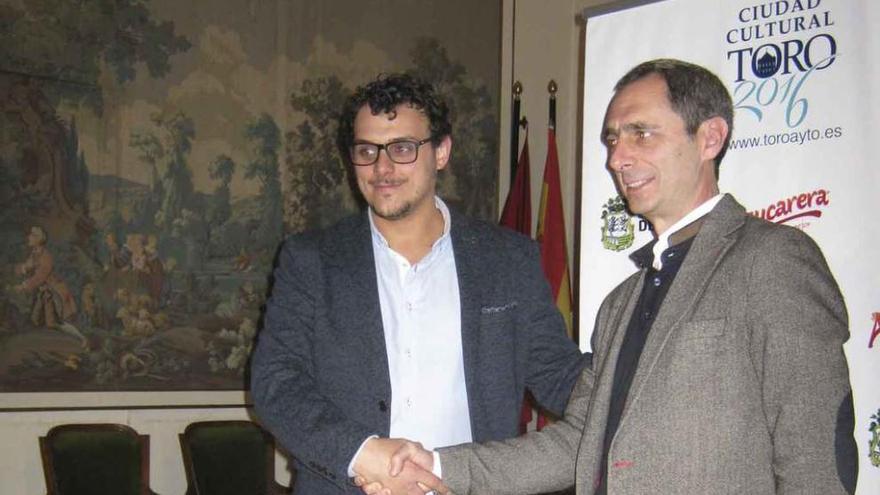 Tomás del Bien (izquierda) y Juan Luis Rivero, delegado de Azucarera, con el logo al fondo en un cartel. Foto