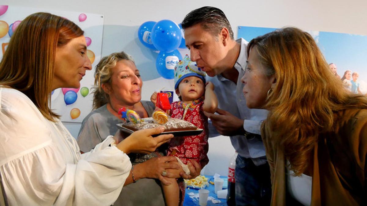 Xavier García Albiol y Alicia Sánchez-Camacho, en un acto con niños, este jueves en Barcelona.