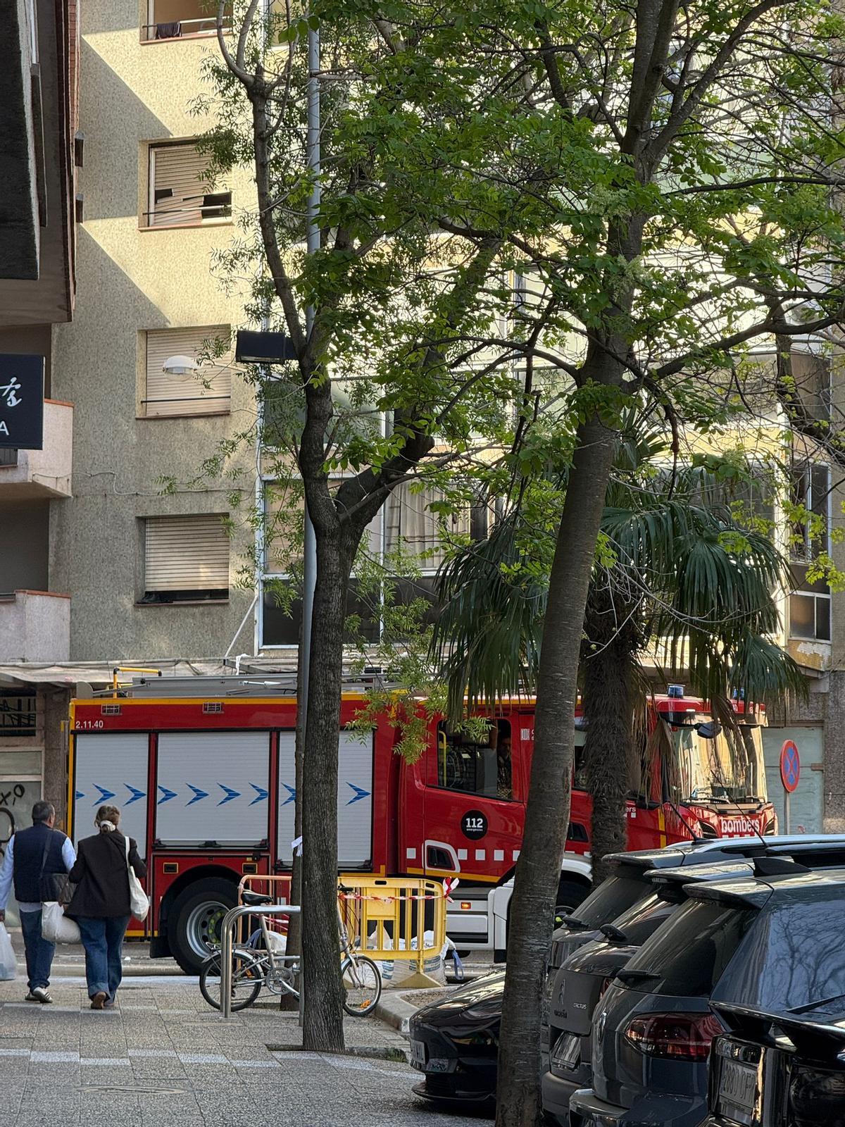 Les imatges de l'incendi en un edifici ocupat de la ronda Ferran Puig de Girona