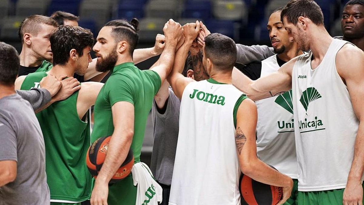 Los jugadores del Unicaja hacen piña.