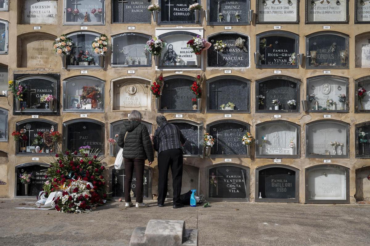 Los cementerios se llenan el 1 de noviembre, día de Todos los Santos 2025, en Barcelona