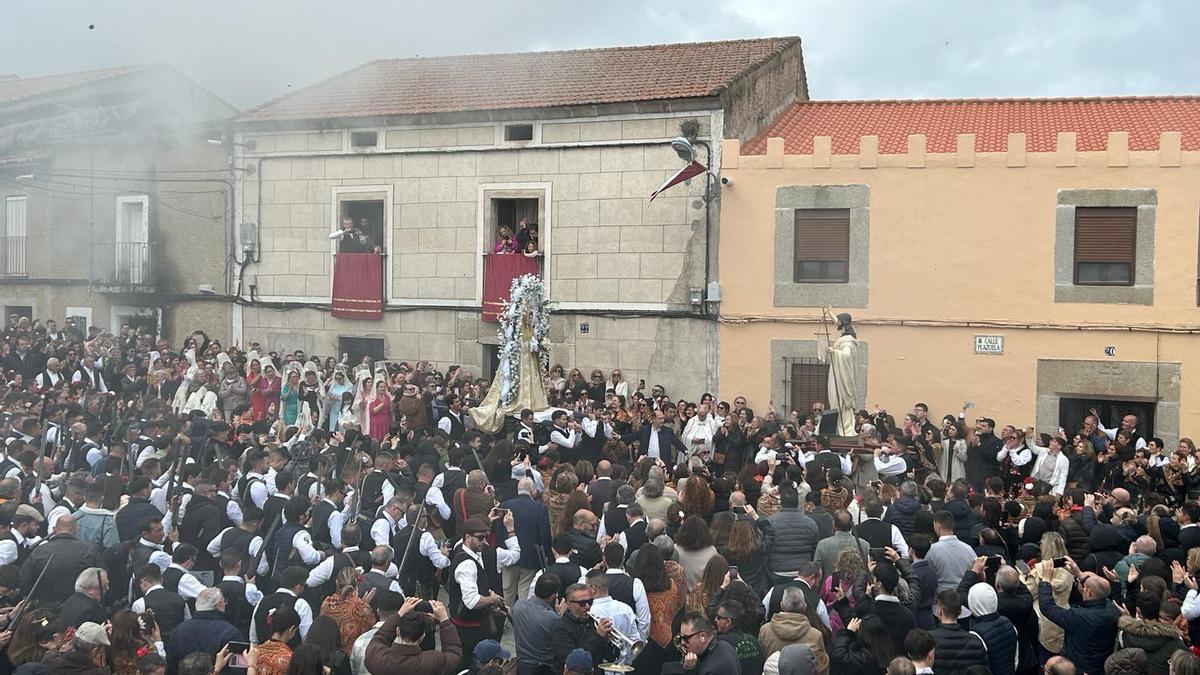 Celebración del Domingo de los Tiros en Zarza la Mayor.