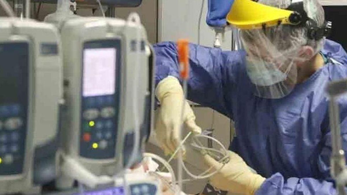 Atención a un paciente con covid en un hospital cordobés.