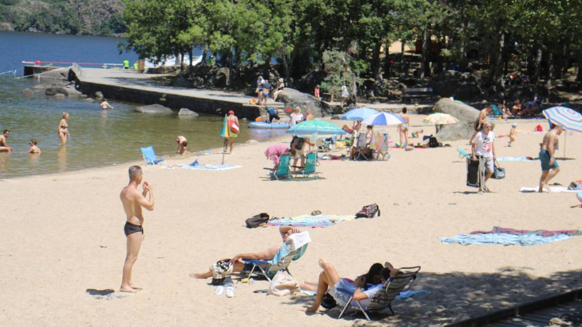 Veraneantes en las playas del Lago de Sanabria.