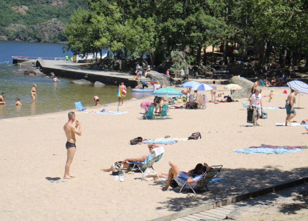 Veraneantes en las playas del Lago de Sanabria. | A. S. (ARCHIVO)