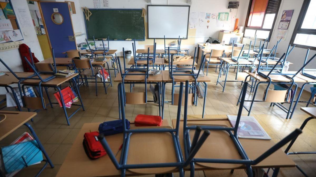 Un aula vacía por casos confirmados de covid-19 entre su alumnado.