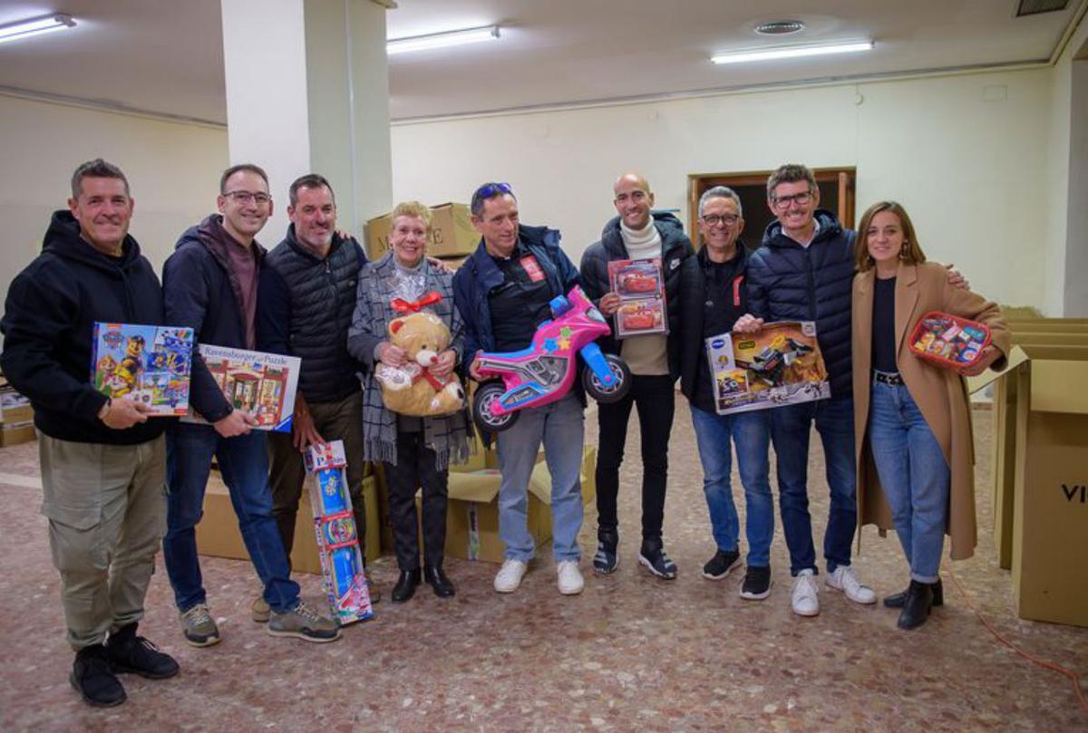 Los regalos, juguetes y bicicletas de Sant Antoni llegan a Algemesí | FOTOS:P.C.SANT ANTONI