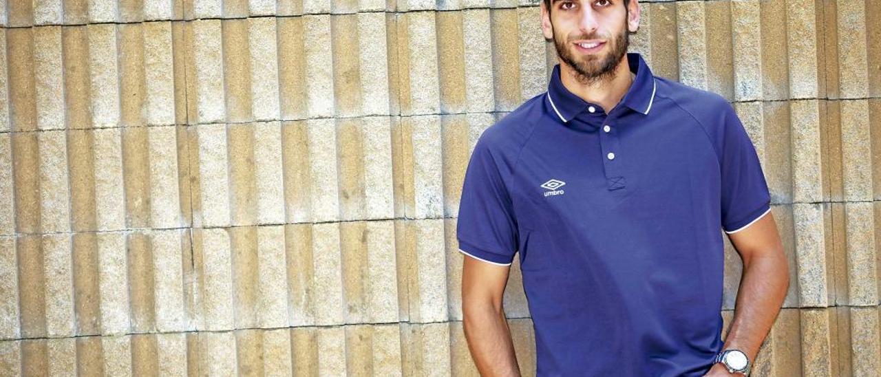 El futbolista del Real Mallorca Biel Company, que acaba contrato el 30 de junio, posa en los jardines de este diario.