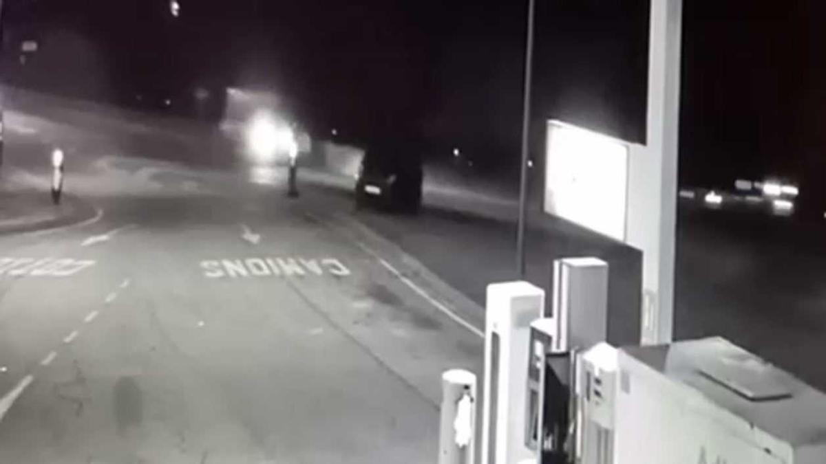 Vídeo: Un cotxe es desfrena en una gasolinera i acaba envaint la carretera a Palol de Revardit