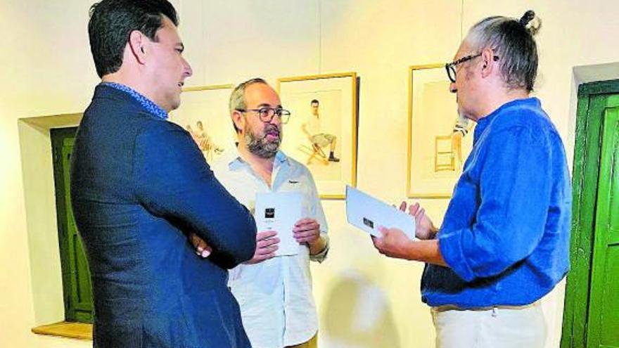 José Miguel Luengo (i) y David Martínez charlan con Frédéric Volkringer durante la inauguración. | L. O.